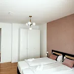 Sali Homes - Urban Escape - Modern With Balcony & View Lägenhet *