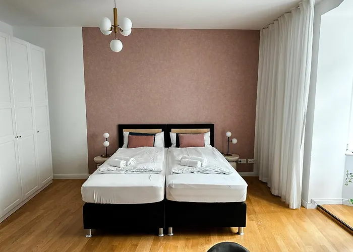 Sali Homes - Urban Escape - Modern With Balcony & View * 바이로이트