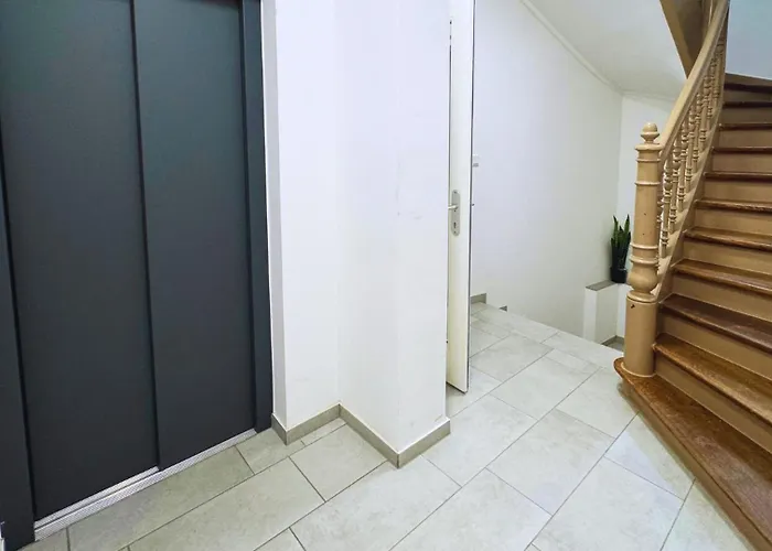 Sali Homes - Urban Escape - Modern With Balcony & View 아파트 바이로이트